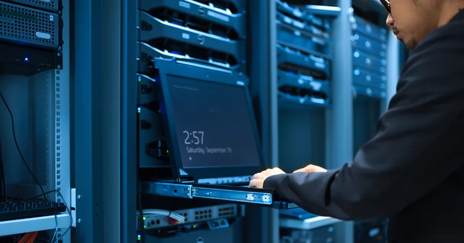 6-Ways-Remote-Hands-in-Data-Centers-Help-Businesses_BLOG
